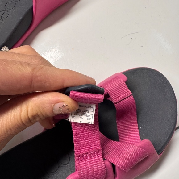 Chaco girls like new sandals size 1 - Picture 2 of 2